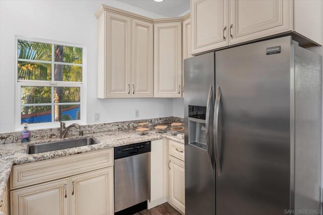 260 H Avenue, Coronado CA: https://media.crmls.org/mediaz/390460b8-7f98-43e9-8fc8-1b5768b9b5b9.jpg