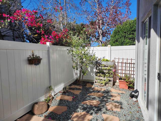 Detail Gallery Image 29 of 43 For 8597 via Mallorca #F,  La Jolla,  CA 92037 - 2 Beds | 2/1 Baths
