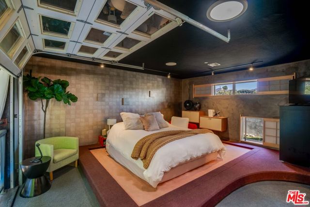 2528 Dearborn Drive, Los Angeles CA: https://media.crmls.org/mediaz/39066746-8f3a-4dec-b72c-e789fc5b1f52.jpg