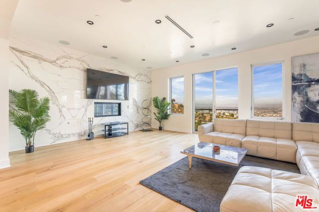 1610 Viewmont Drive, Los Angeles CA: https://media.crmls.org/mediaz/39069f4c-1920-4c1c-85f1-ded0847d9112.jpg