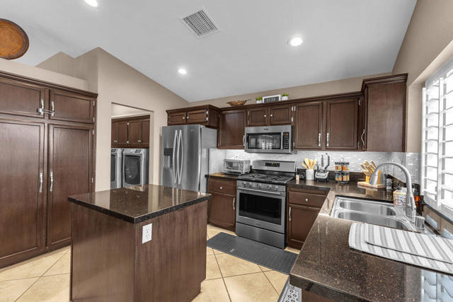 44310 Villeta Drive, La Quinta CA: https://media.crmls.org/mediaz/3907c87d-a000-4618-b7ab-7d3a269ebfac.jpg