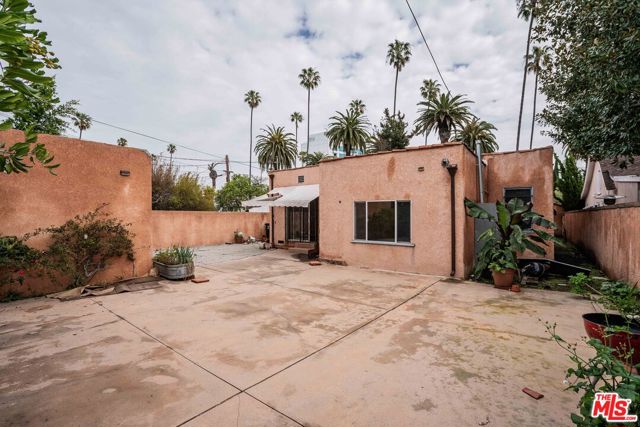 127 S Carson Road, Beverly Hills CA: https://media.crmls.org/mediaz/3907de01-8af0-4946-91d0-01fd2ba145c4.jpg