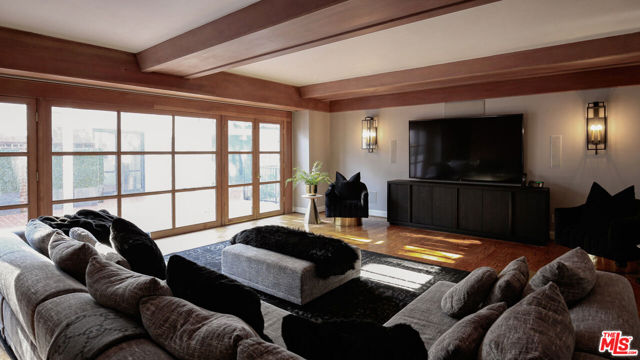 18625 Wells Drive, Tarzana CA: https://media.crmls.org/mediaz/3908a23e-c015-4ccf-b7ab-2ee8e776a574.jpg