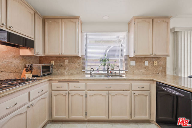 12119 Falcon Crest Way, Porter Ranch CA: https://media.crmls.org/mediaz/390908a1-be8a-4629-b886-dc469749a688.jpg