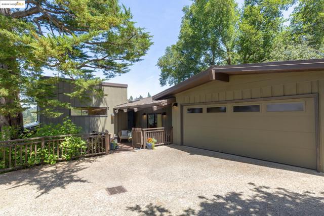 20 Ascot Ct, Oakland CA: https://media.crmls.org/mediaz/3909a80a-18c2-432d-944c-145ef16a3067.jpg