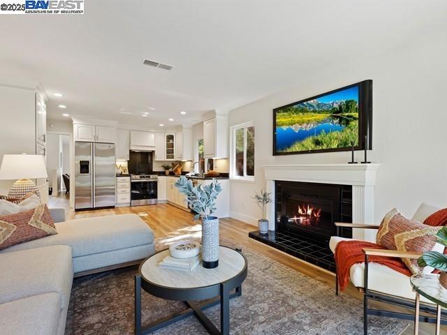 2752 Morgan Dr, San Ramon CA: https://media.crmls.org/mediaz/390df809-ffd4-42bc-842c-258f5a6a84ba.jpg