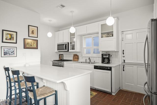3541 Ocean Drive, Oxnard CA: https://media.crmls.org/mediaz/390e6088-49d2-46e0-9244-68719b347c3d.jpg