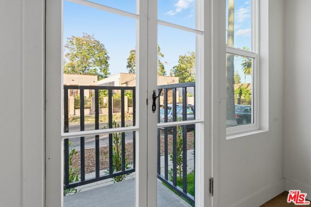 5200 S St Andrews Place, Los Angeles CA: https://media.crmls.org/mediaz/390e795e-9fc9-499a-a34c-ba57aec32013.jpg