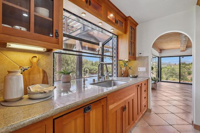 974 Via Hillview, Fallbrook CA: https://media.crmls.org/mediaz/390f68db-a71d-4e34-952a-643716dc6282.jpg