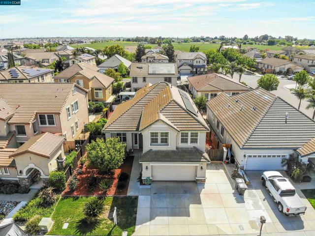 14 Renoir Ct, Oakley CA: https://media.crmls.org/mediaz/39100378-1ba7-4ab1-98a6-469a290c73eb.jpg
