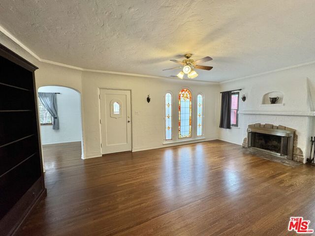 2437 Granville Avenue, Los Angeles CA: https://media.crmls.org/mediaz/391010f4-0e49-4a98-8204-020fd6da0a99.jpg