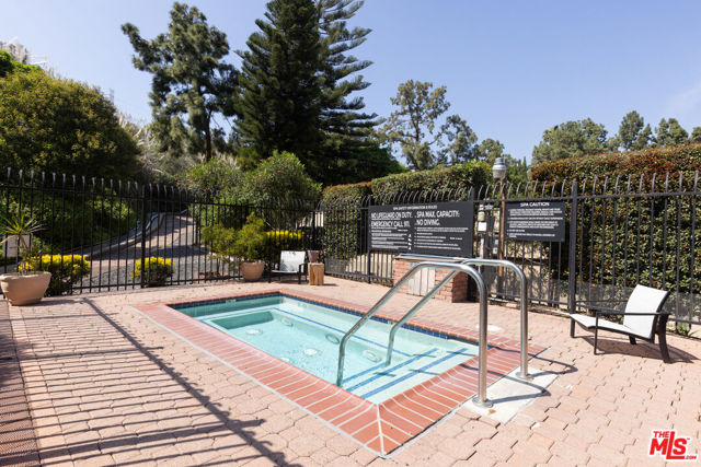 6708 Hillpark Drive, Los Angeles CA: https://media.crmls.org/mediaz/39104dfd-f6ff-46a2-9759-f6429c904cc9.jpg
