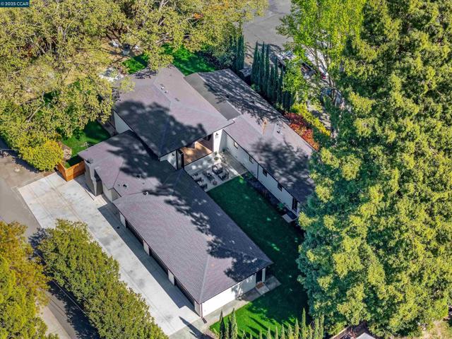 2559 Romley Ln, Alamo CA: https://media.crmls.org/mediaz/3910541e-cf12-403a-ab61-e2a5cbc8f77e.jpg