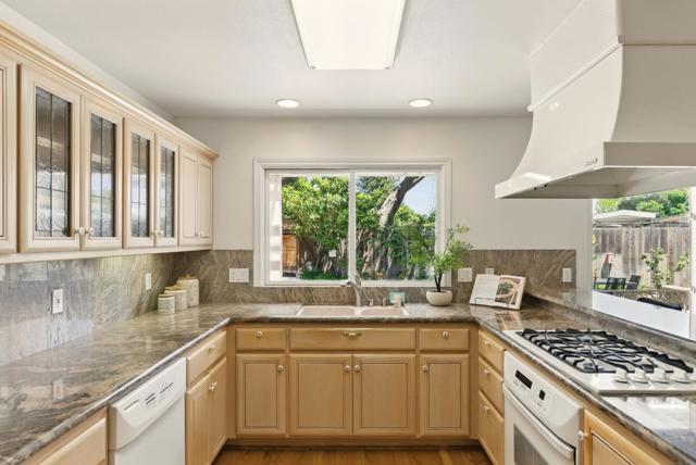 41 Regent Place, Palo Alto CA: https://media.crmls.org/mediaz/391088f0-c6cb-4683-bb1c-b5c27441f9eb.jpg