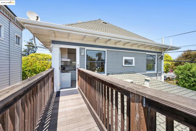 1042 Santa Clara Ave, Alameda CA: https://media.crmls.org/mediaz/3910aed6-d0a1-422f-8799-32764e2b1ee2.jpg