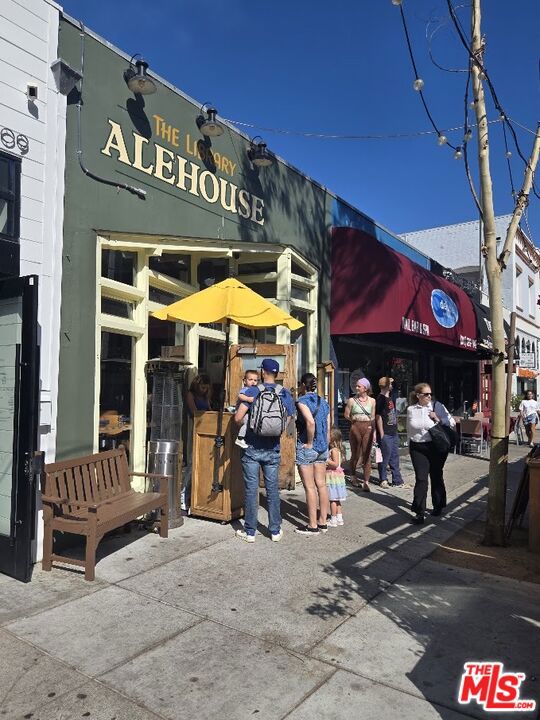 428 Hill Street, Santa Monica CA: https://media.crmls.org/mediaz/3910e9d9-d529-464b-acb2-b74e63117e5f.jpg
