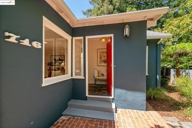 716 Cragmont Ave, Berkeley CA: https://media.crmls.org/mediaz/3910ecfc-4da0-4126-a048-e67fab60e0b8.jpg