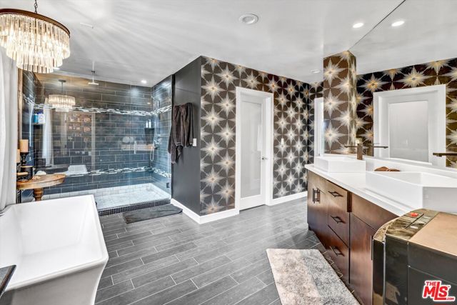 4105 Pacific Avenue, Marina del Rey CA: https://media.crmls.org/mediaz/3911a26a-4ee5-4891-ad1c-065d890c9d42.jpg