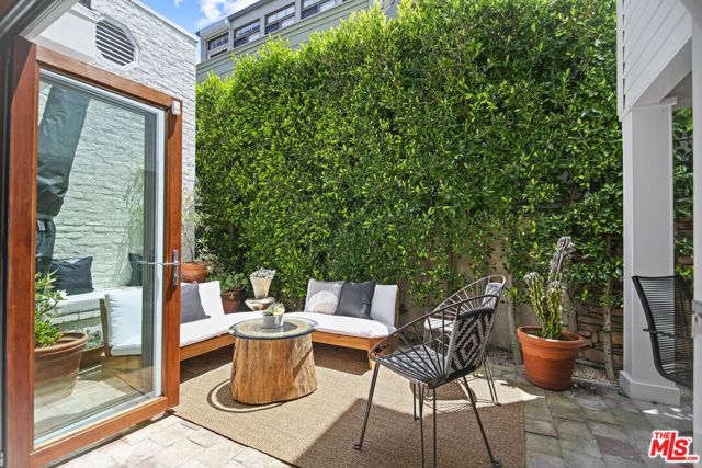 1210 Cabrillo Avenue, Venice CA: https://media.crmls.org/mediaz/3912f59e-f4c2-458d-9267-3990f07fbe50.jpg