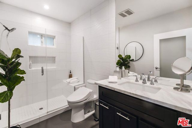 3200 Wrightwood Drive, Studio City CA: https://media.crmls.org/mediaz/3913299c-8d8e-46ba-b3d7-624d67c20121.jpg