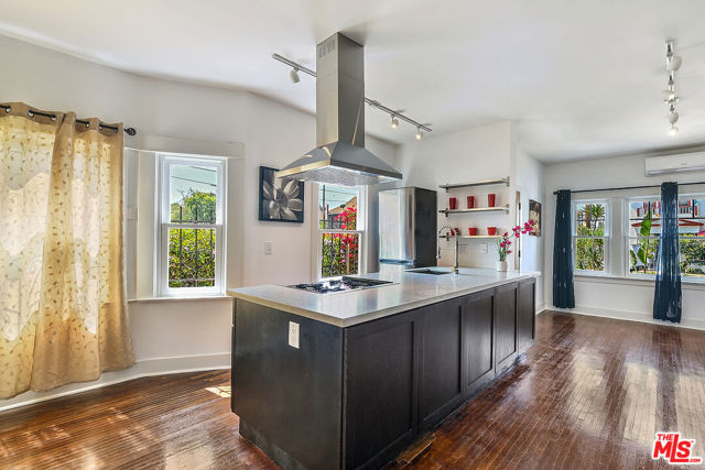 1101 W 18th Street, Los Angeles CA: https://media.crmls.org/mediaz/3913f516-7763-44f6-94f2-77f5db568521.jpg