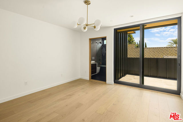 436 N Plymouth Boulevard, Los Angeles CA: https://media.crmls.org/mediaz/3914015e-9114-47ca-b36f-44164a4d622a.jpg