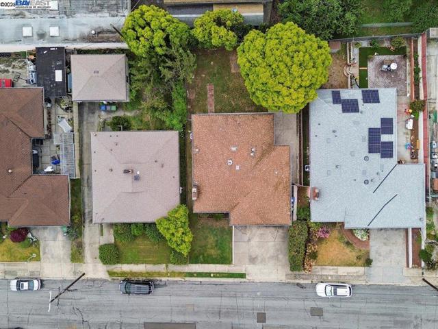 2457 San Carlos Ave, Castro Valley CA: https://media.crmls.org/mediaz/3914504c-e484-468f-99c7-6f81b3a02e08.jpg