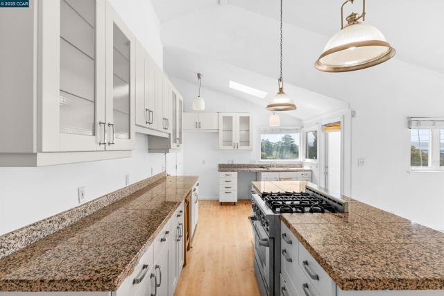 39 Anson Way, Kensington CA: https://media.crmls.org/mediaz/3914c12b-5b5f-46e8-a942-a1f83dad58d6.jpg