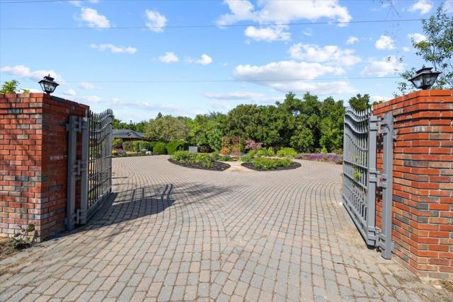 20811 Norada Court, Saratoga CA: https://media.crmls.org/mediaz/39150552-d48d-49c5-9b3c-b37d43b49338.jpg