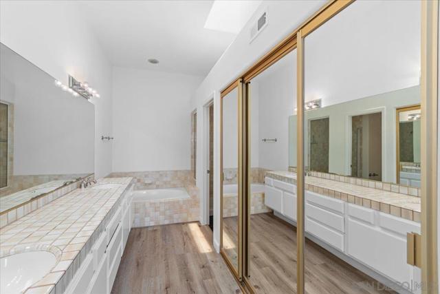 8585 Via Mallorca, La Jolla CA: https://media.crmls.org/mediaz/39158c4b-36d9-4d94-a090-4b4bcf2af8fc.jpg