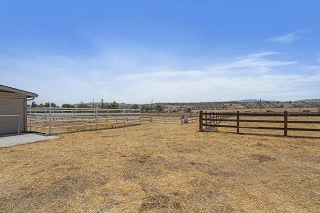 5636 Sundown Lane, Tres Pinos CA: https://media.crmls.org/mediaz/3915a2c8-4296-42e9-a9dc-b5b0c95c4fa6.jpg