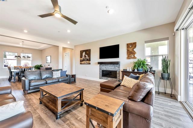 Image 8 of 38 For 17932 Vintner Ct