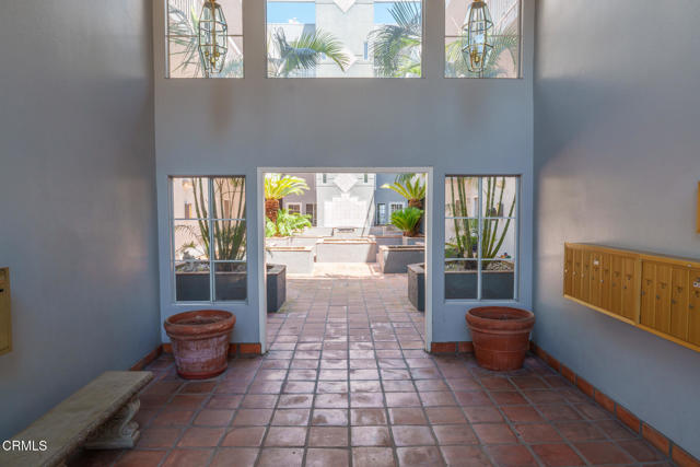 10925 Blix Street, Toluca Lake CA: https://media.crmls.org/mediaz/3915fb16-0a9e-41ca-8279-03a54e3dfccc.jpg