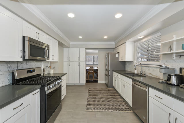271 Bluebird Court, Big Bear CA: https://media.crmls.org/mediaz/39170dd5-f521-4c61-9e37-5925cc83be58.jpg