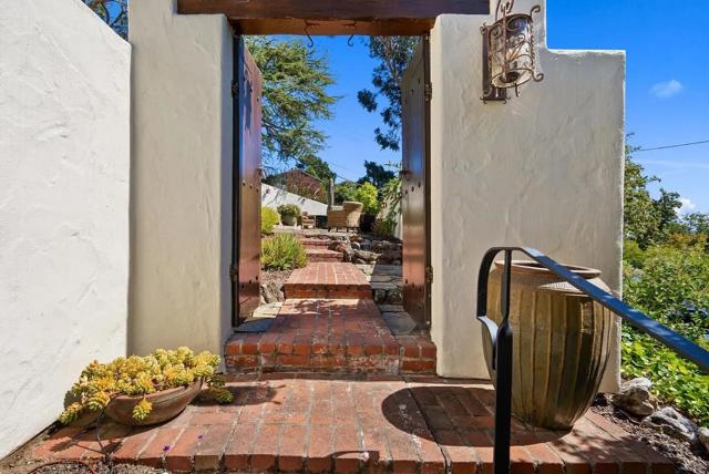 547 Monterey, Aptos CA: https://media.crmls.org/mediaz/39172361-00d3-4797-b1ea-1c429c6f982e.jpg