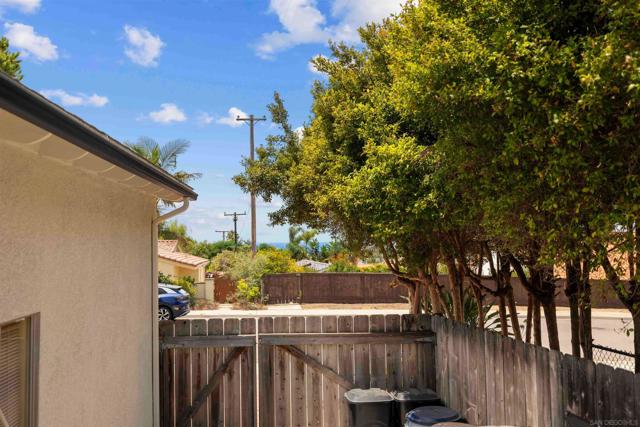 3560 Donna Dr, Carlsbad CA: https://media.crmls.org/mediaz/3917cc1e-22dd-4964-a660-15a3ac79922b.jpg