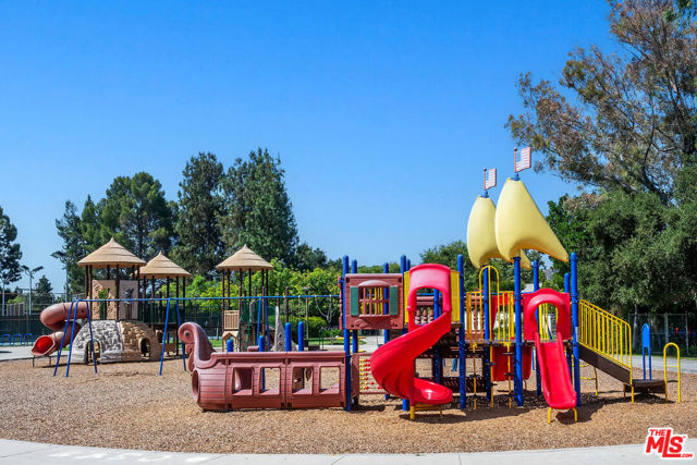 1710 Santa Paula Place, Glendale CA: https://media.crmls.org/mediaz/39188e5c-4acb-4326-bbe9-f8d6efce6fe6.jpg