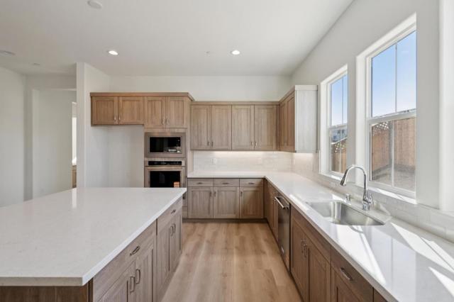 605 Santa Ynez Way, Marina CA: https://media.crmls.org/mediaz/3918cc64-2547-4938-bf96-9da025d4f933.jpg