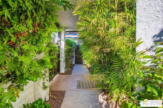 45864 Shadow Mountain Drive, Palm Desert CA: https://media.crmls.org/mediaz/391a0d2d-54fa-46d0-893d-0a63617b96af.jpg