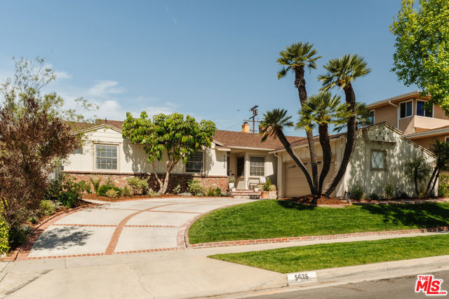 5635 S Chariton Avenue, Los Angeles CA: https://media.crmls.org/mediaz/391a2ae7-a980-4ad0-881d-69e645248fde.jpg