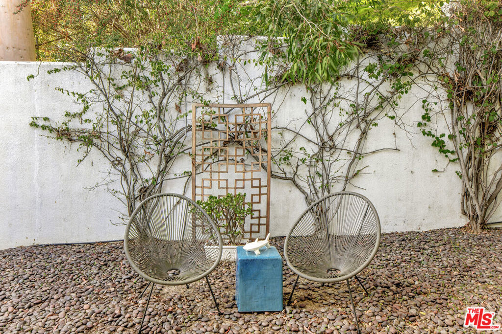 https://media.crmls.org/mediaz/391c17bb-799d-4683-8d47-eb1e383e0192.jpg?preset=X-Large