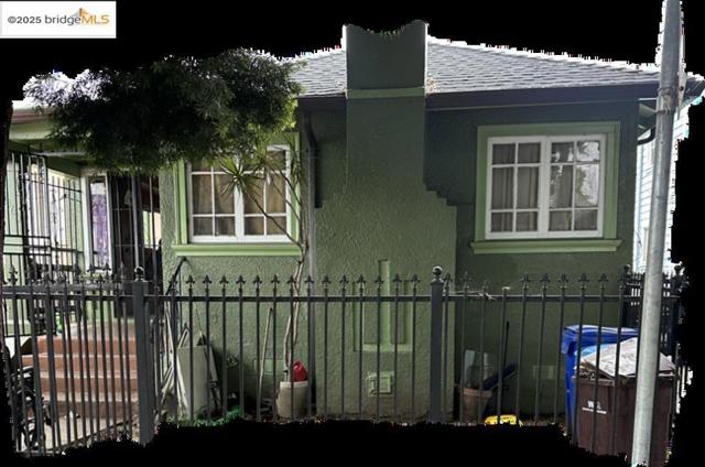 1360 99th Avenue, Oakland CA: https://media.crmls.org/mediaz/391c2cbd-31c8-435c-896d-8f29f4373e37.jpg