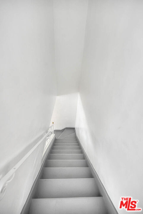 4090 Creed Avenue, Los Angeles CA: https://media.crmls.org/mediaz/391de286-cfca-4855-96ff-1bc2dc2a8db1.jpg