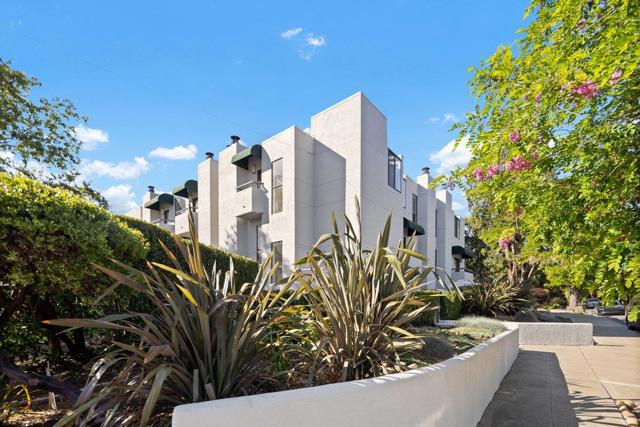 5 W Bellevue Avenue, San Mateo CA: https://media.crmls.org/mediaz/391ecea4-2244-45c4-9a9b-18bf27d23199.jpg