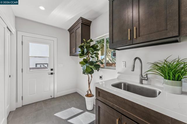 3017 Madeline St, Oakland CA: https://media.crmls.org/mediaz/391f2698-1fad-4ac1-94be-243a24b1d60f.jpg