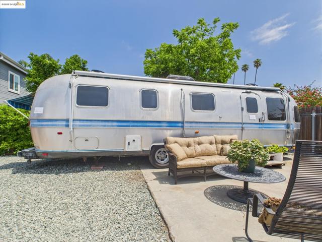 2602 Adeline St, Oakland CA: https://media.crmls.org/mediaz/391f5c30-1cb6-43dc-b137-2ead4df939fc.jpg