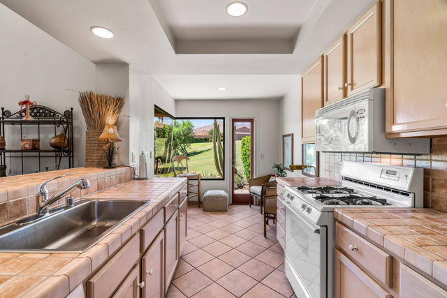 73259 Boxthorn Lane, Palm Desert CA: https://media.crmls.org/mediaz/391f8893-e1fe-415d-aee7-50a2c2cc36da.jpg