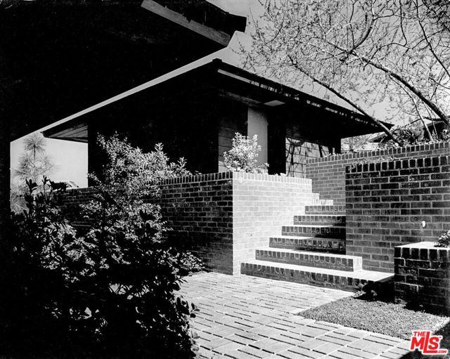 4260 Sea View Lane, Los Angeles CA: https://media.crmls.org/mediaz/391ff3b9-6fef-4b72-a333-ccf188a58dd5.jpg