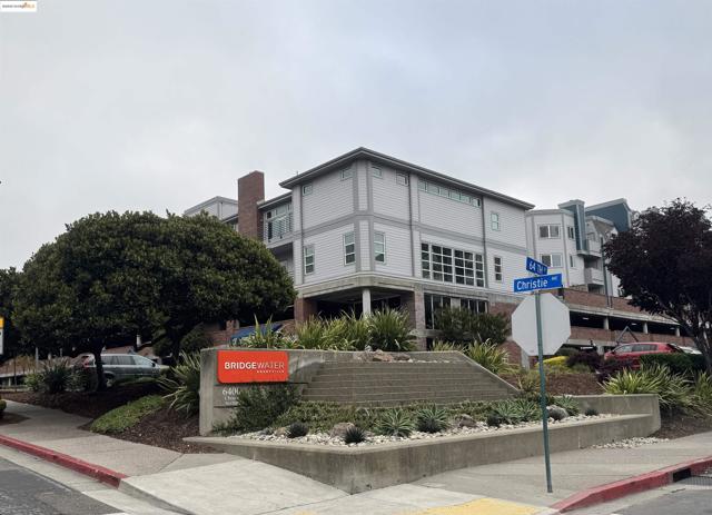 6400 Christie Ave, Emeryville CA: https://media.crmls.org/mediaz/3920d1f5-1ddc-489a-a0c5-f8f0ae2c77d8.jpg
