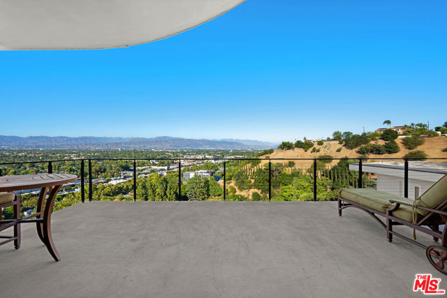 3631 Sunswept Drive, Studio City CA: https://media.crmls.org/mediaz/3920d955-78df-4d2b-ac67-5721ab9d48a0.jpg